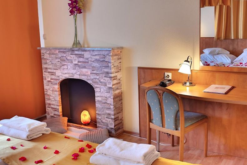 aqua therm hotel在zalakaros park 旁边,距离陶波尔曹湖洞穴约有45