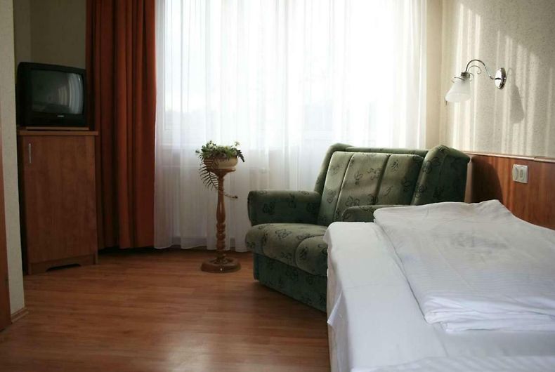 aqua therm hotel在zalakaros park 旁边,距离陶波尔曹湖洞穴约有45